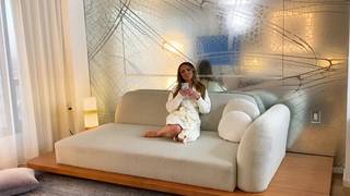 Johnny Sins scopa una troia con lingerie rossa