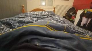 Mi masturbo il cazzo nella notte sul letto