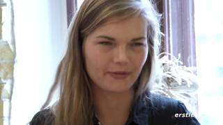 Un paio di carezze alla figa pelosa di Viktoria