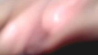 Un primo piano delle labbra della figa bagnata di una ragazza nera
