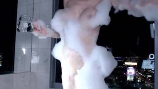 Un bagno caldo per questa ragazza magra e sexy Un bagno caldo per questa ragazza magra e sexy
