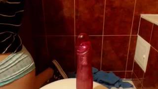 Una ragazza amatoriale tatuata filma le sue tette nude Una ragazza amatoriale tatuata filma le sue tette nude