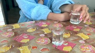 La fa bere per farle perdere il controllo La fa bere per farle perdere il controllo