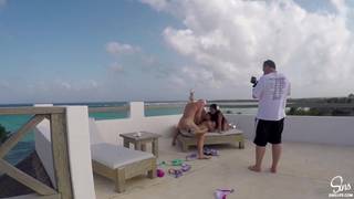 Johnny Sins fa sesso in un paradiso esotico Johnny Sins fa sesso in un paradiso esotico