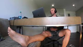 Il belloccio muscoloso Johnny Sins si masturba al pc