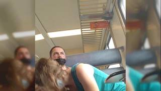 Una coppia scopa in treno e ci lascia guardare Una coppia scopa in treno e ci lascia guardare