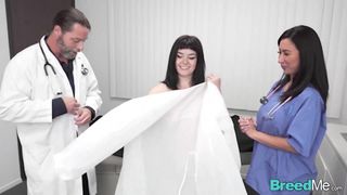 Il medico birichino scopa con una dolce paziente bruna