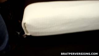 Cornuto umiliato nel giorno del suo compleanno da un uomo cazzuto