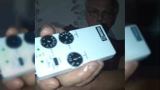 Questo uomo si infila oggetti dentro il cazzo