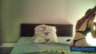 Una coppia di amanti amatoriali scopa su un letto d'albergo