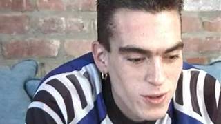 Vito sembra molto soddisfatto delle dimensioni del suo pene in questo film porno