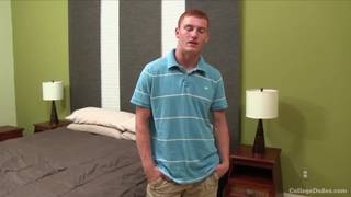 Il bel rossiccio Palmer Dilis si fa una sega al cazzo sul suo letto comodo