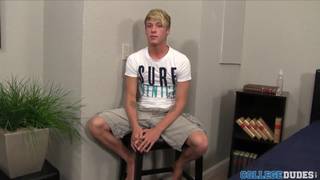 Il biondo Gage Anderson si esibisce masturbandosi in modo molto sensuale