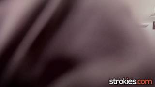 Angel Gostosa fa una sega al cazzo durante un'intervista