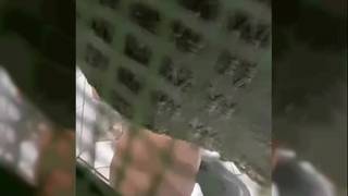 Bruna nuda filmata in bagno da un voyeur