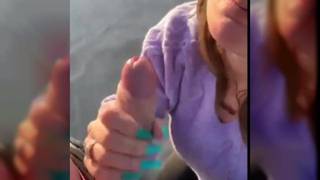 La bella bionda succhia all'aria aperta e se la gode