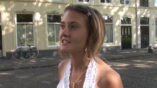 Una ragazza di strada scopa un uomo maturo Una ragazza di strada scopa un uomo maturo