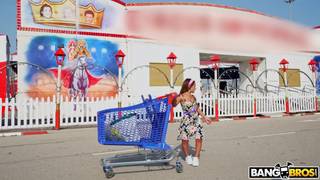 Guarda come si diverte a scopare una nana sexy all'aperto