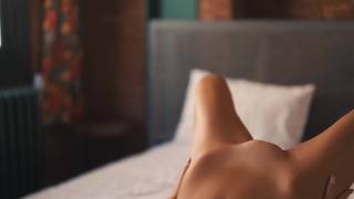 La dea amatoriale si spoglia della sua lingerie sexy