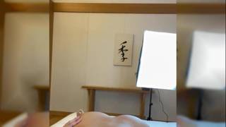 Una Latina con seni generosi scopa a meraviglia