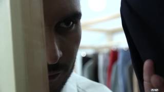 Francesco D Macho paga le bollette con le sue natiche calde