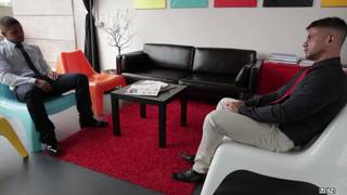 Dato Foland e Goran scopano nella sala d'attesa