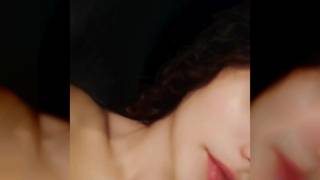 Ragazza nuda che mostra i suoi tatuaggi e la sua figa