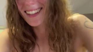 Masturbazione sexy con il sex toy di una teen magra