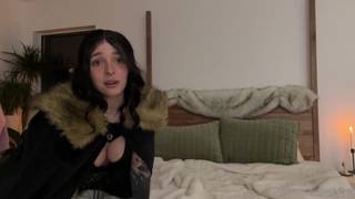 Una bella ragazza si accarezza nella sua camera da letto buia
