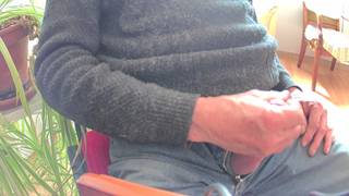 Un cazzo che viene masturbato da un vecchio sporcaccione