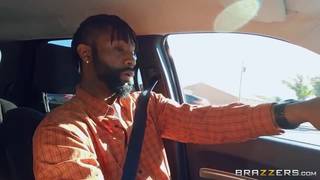 Una bella vespa succhia attraverso un buco e viene sodomizzata