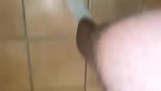 Il cazzo grasso di un vecchio sconosciuto viene succhiato da un twink