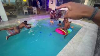 Yuri Oberon adora le orge in piscina Yuri Oberon adora le orge in piscina