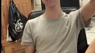 Twink gay che si sega il suo grosso cazzo in erezione