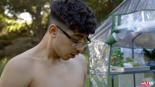 Jenna Starr vuole essere scopata all'interno della serra