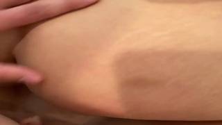 Due ragazze lesbiche leccano sperma dal corpo di un uomo