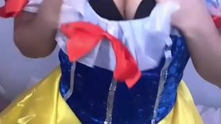 Biancaneve è eccitata e le mancano i nani