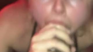 Gangbang interrazziale con puttana che succhia il cazzo nero.