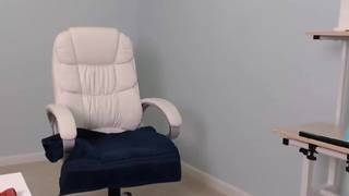 Un sextoy fa raggiungere l'orgasmo a una brunetta