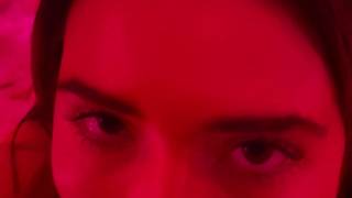 Una ragazza carina gioca con le sue tette e un giocattolo sessuale