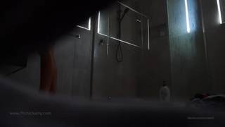 Una camera nascosta in una doccia pubblica riprende una donna nuda Una camera nascosta in una doccia pubblica riprende una donna nuda