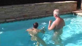 Brenden Sharpe si fa succhiare al bordo della piscina