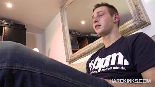 Incontra Tyler Roding che adora che dei ragazzi gli massaggino i piedi