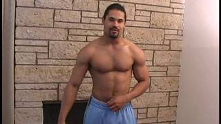 Lo stallone Paco Solo si masturba con il suo cazzo