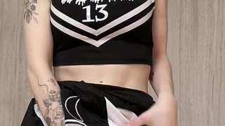 Una bruna con le tette grosse si masturba e schizza