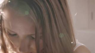 Una bella ragazza si è eccitata molto quando si è tolta la lingerie