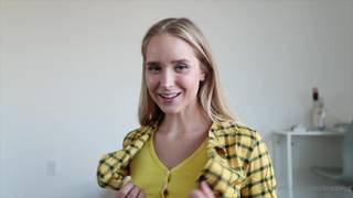Una bella donna bionda solleva la sua gonna corta e mostra il culone