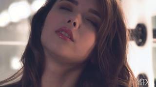 Il corpo di Mila Azul ci rende caldi quando si masturba nuda