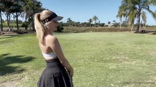 Una bionda glielo succhia al campo da golf Una bionda glielo succhia al campo da golf
