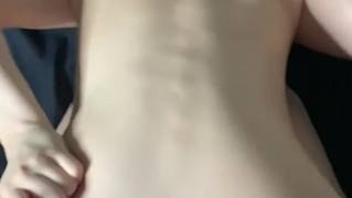 Una coppia giovane e vogliosa ama scopare alla pecorina